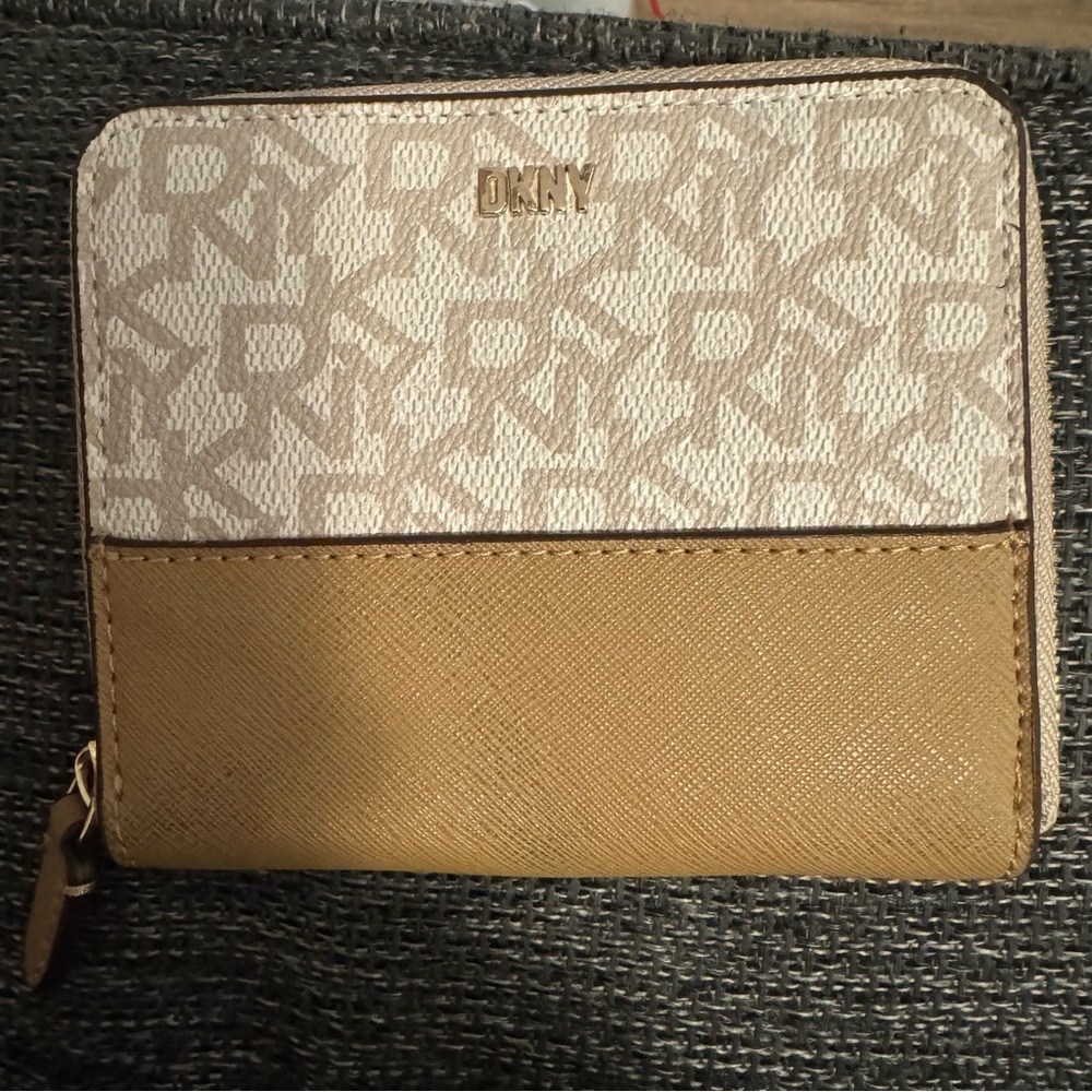 🤍 DKNY Monogram Zip-Around Wallet